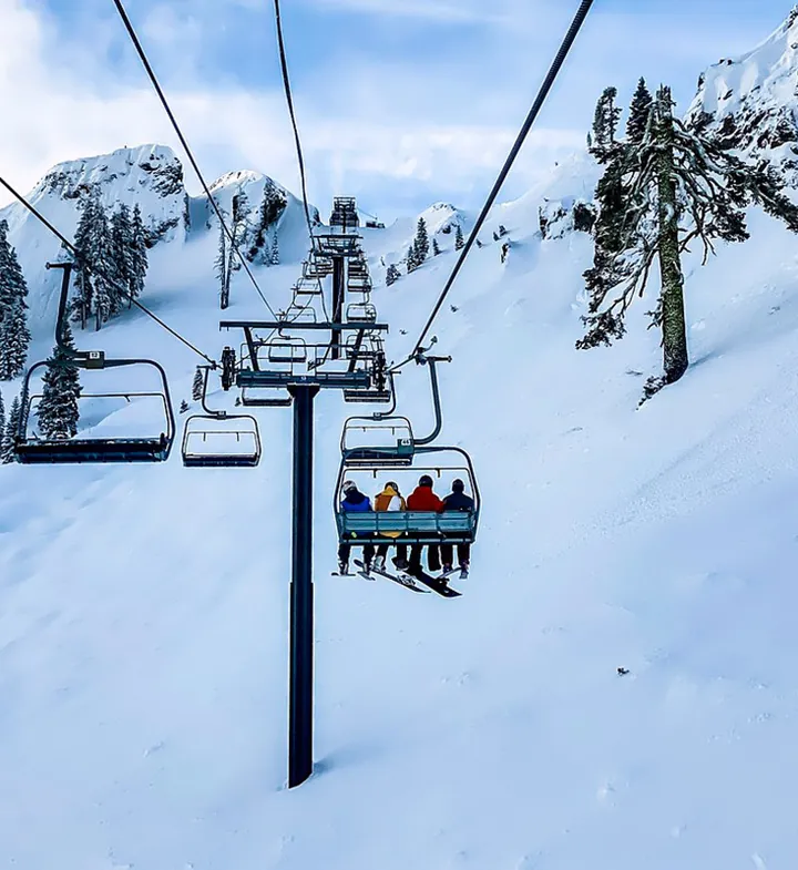 Andarivel en un centro de ski, con esquiadores sobre la nieve