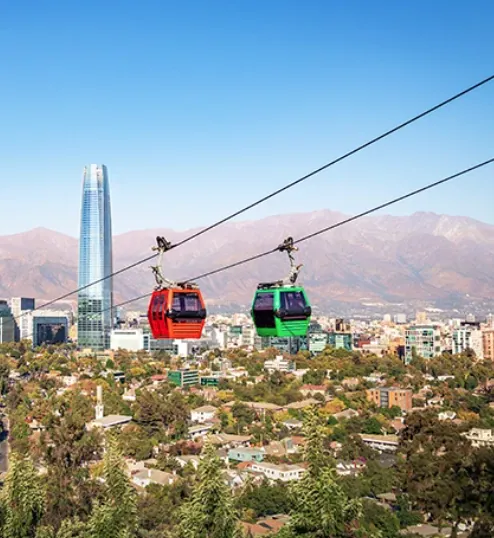 Teleférico sobre Santiago, con la Gran Torre Santiago y la cordillera al fondo