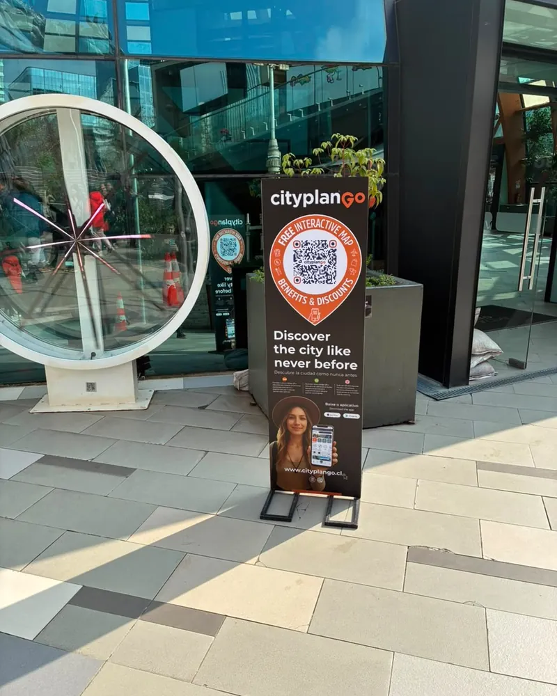 Tótem de Cityplan GO en la entrada de un centro comercial