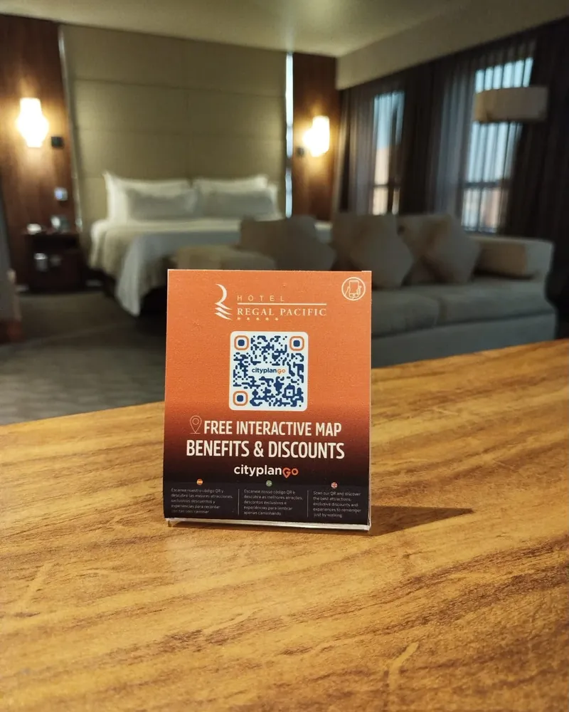 Soporte de Cityplan GO con código QR en la habitación de un hotel