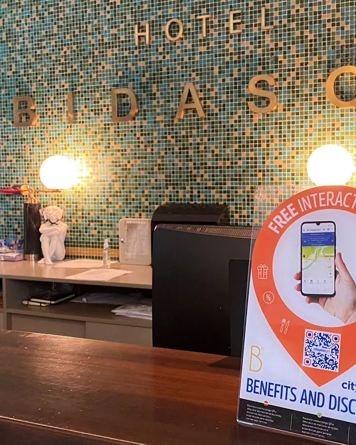 Tótem de Cityplan GO en la recepción de un hotel